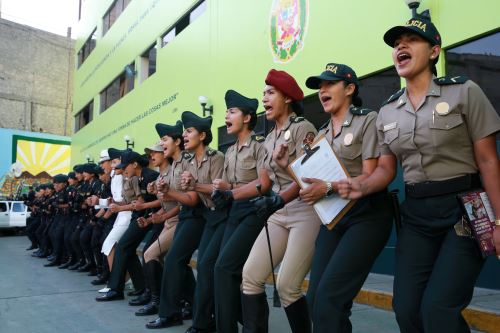 Polic A Nacional Del Per Celebra El D A De La Mujer Polic A Con Un