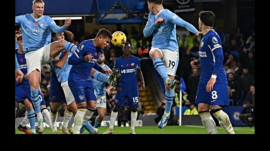 Un duro partido entre los cuadros ingleses. Fotos: AFP.