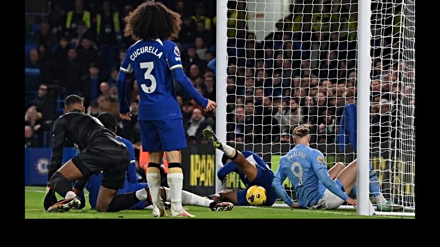 Un duro partido entre los cuadros ingleses. Fotos: AFP.