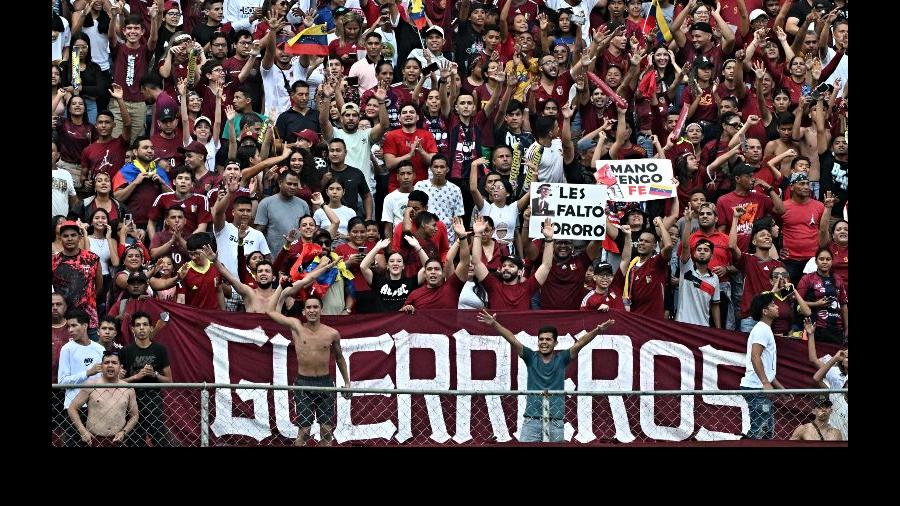 Hinchas Venezolanos alentando a su equipo nacional.