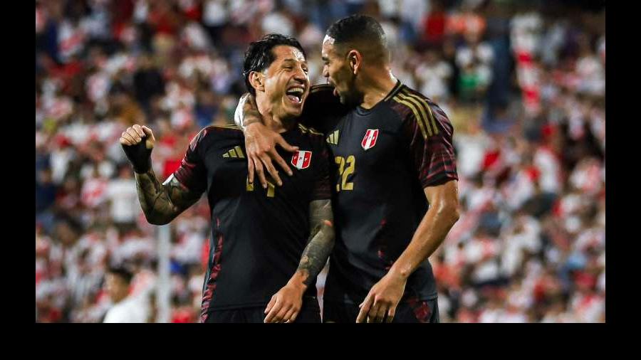 Gianluca Lapadula - Alexander Callens - Selección Peruana