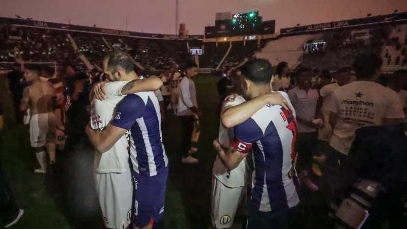 HERNÁN BARCOS SALUDANDO A UNIVERSITARIO