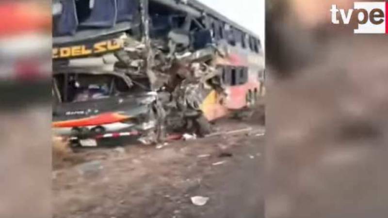 Choque de dos omnibus en la vía Ayaviri - Juliaca