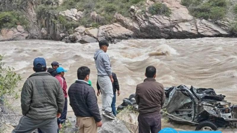 camioneta cae a rio caracha en ayacucho