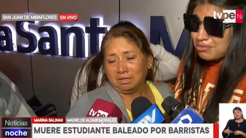 La señora madre del joven asesinado, solo pide justicia, rodeada y abrazada de su familia. Foto captura: Tv Perú.