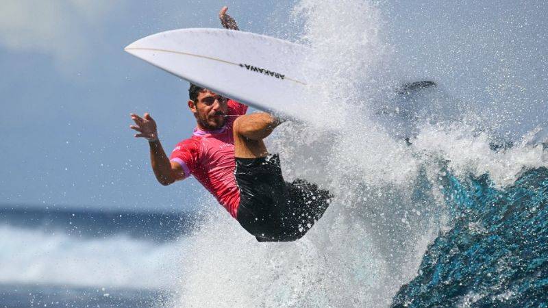 Alonso Correa cae en semifinales de surf masculino en París 2024