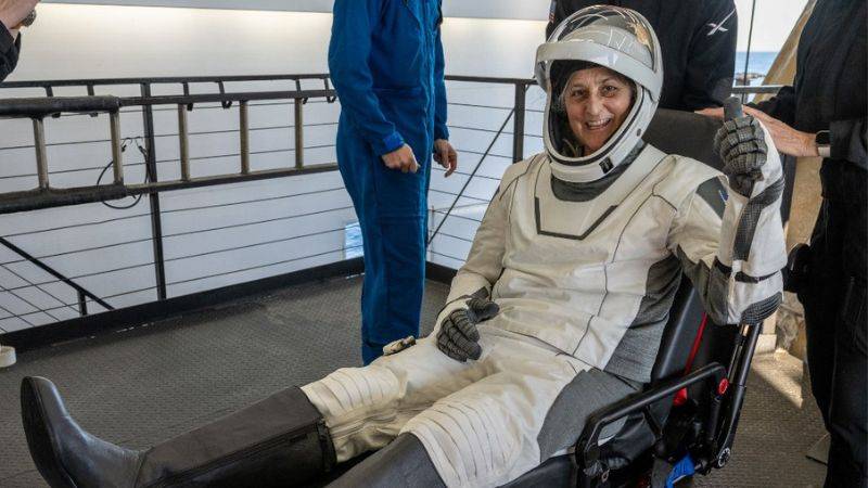 Astronautas aterrizan en la Tierra tras una misión extendida e inesperada