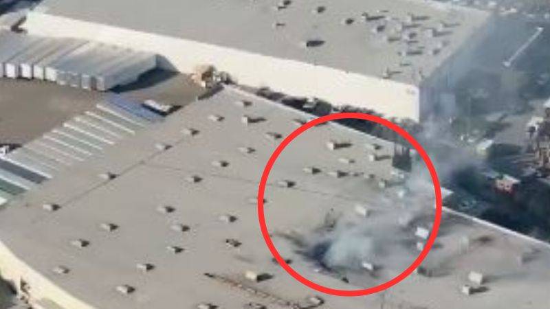 Avión en California se estrella en galpón comercial y deja dos muertos y 18 heridos