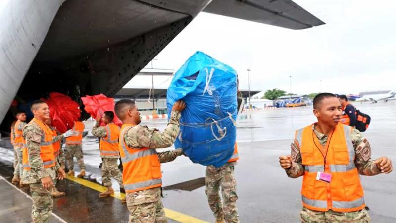 El ministro de Defensa, Walter Astudillo, transporta la ayuda humanitaria y medicinas del GORE Ucayali. (Foto: Mindef)