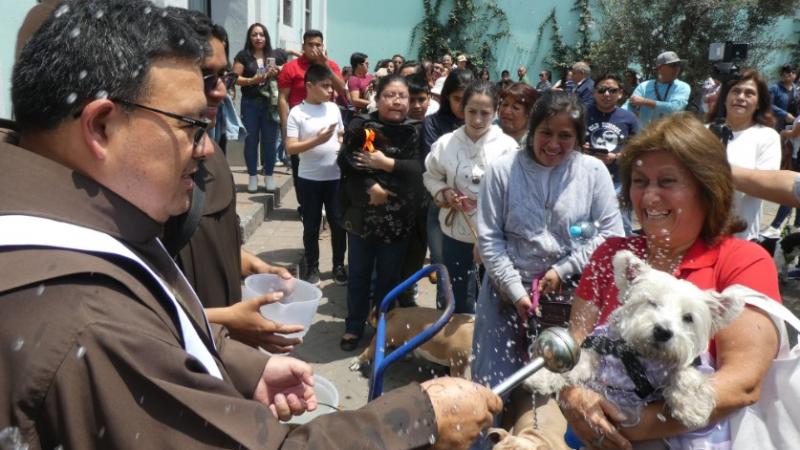 bendicen a mascotas en el centro de lima