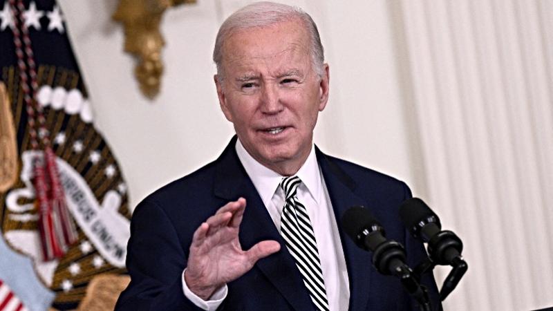 Biden indica que la regulación asegurará no poner en riesgo trabajos de personas en un uso responsable.