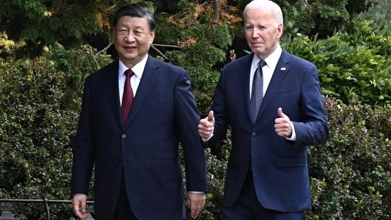 A pesar de que señalan que tendrán más cercanía después de la reunión, en rueda de prensa Joe Biden (derecha) manifestó que el presidente Xi JinPing le sigue pareciendo un dictador.