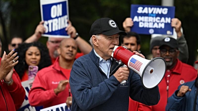 El presidente de EE.UU., Joe Biden, hablando con el megáfono apoyando a la protesta del sindicato automotor. (Foto: AFP)