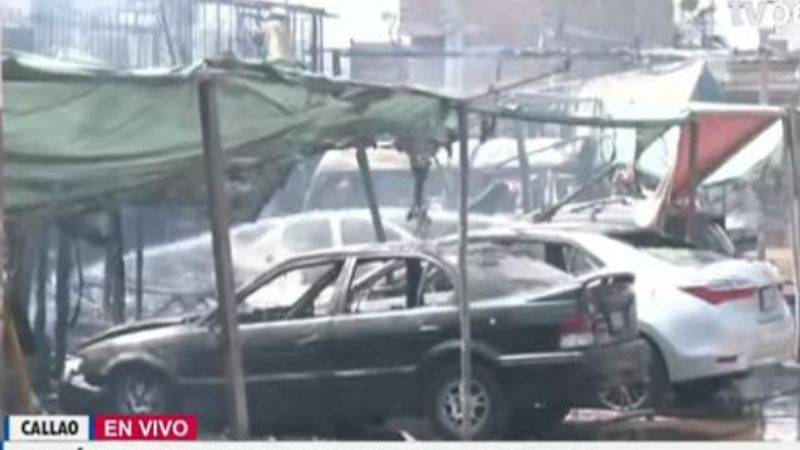 Bomberos controlan incendio en cochera del Callao tras ardua lucha contra las llamas