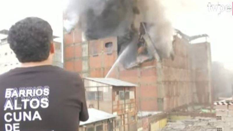 Bomberos llevan más de 24 horas luchando contra el fuego