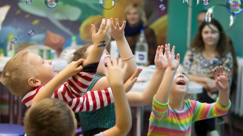 Clínica San Juan de Dios realiza show de burbujas por el Día Mundial de Concienciación sobre el Autismo