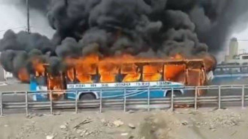 Bus de transporte público se incendió en El Agustino