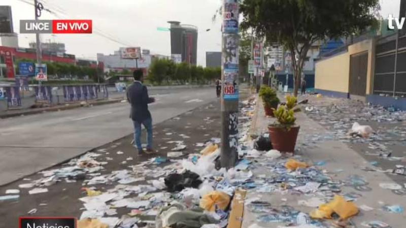 Mediante las imágenes de TVPerú Noticias, se puede observar que las calles lucen repletas de basura y papeles, los cuales en su mayoría son publicidad electoral utilizada previo al evento