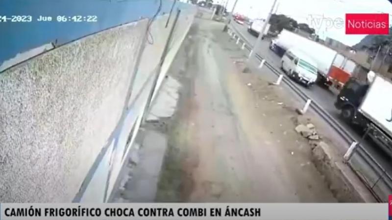 Áncash: camión frigorífico invadió carril y chocó contra combi