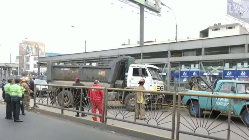 Camión volquete quedó empotrado en estación del Metropolitano