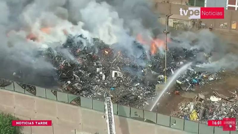 Despliegan 60 bomberos y 20 unidades para combatir feroz incendio en almacén de chatarra en Lurigancho-Chosica