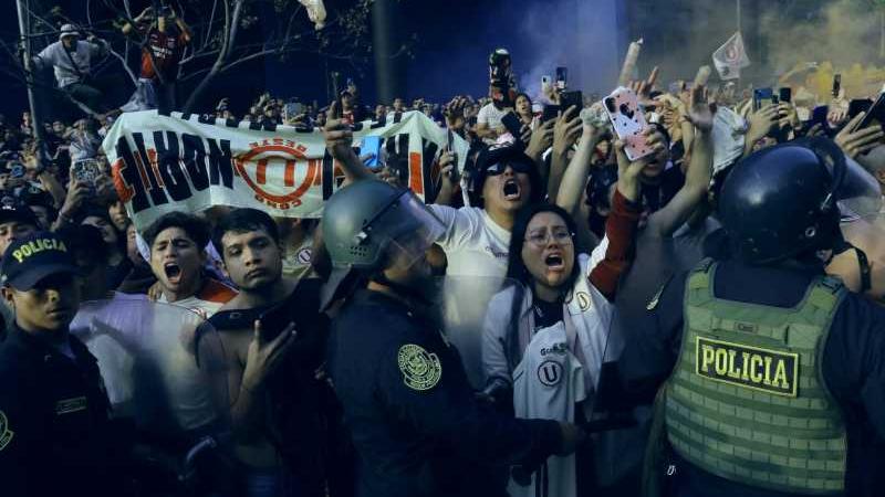 Universitario celebró con sus hinchas