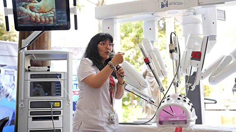 cirugía robótica  Hospital Dos de Mayo tecnología médicos