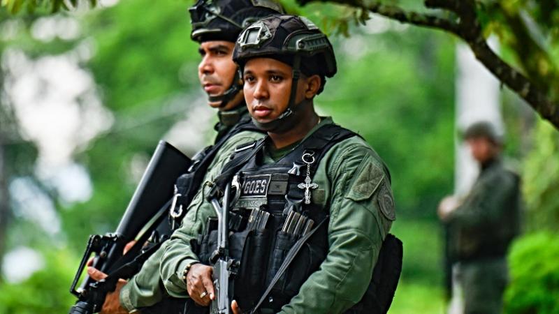 Fuerzas armadas de Colombia resguardando afuera de la mesa de diálogo con las disidencias de las FARC. 