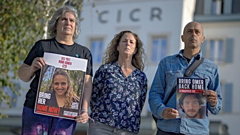 Familiares de rehenes alado del Comité Internacional de la Cruz Roja.