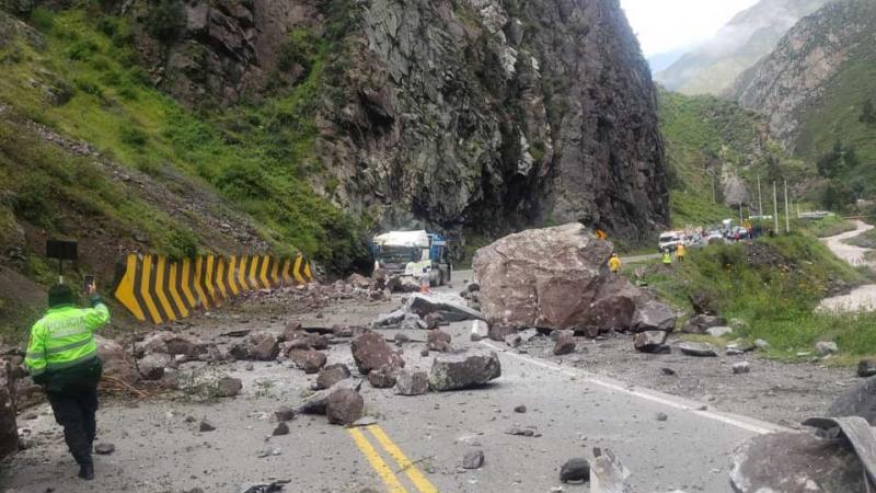 Carretera Central   deslizamiento de rocas