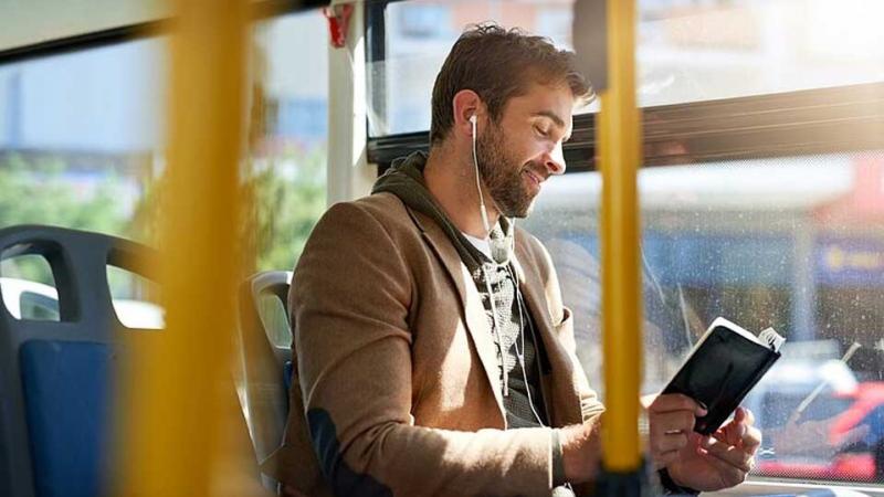 Día Mundial del Libro: lectura buses 