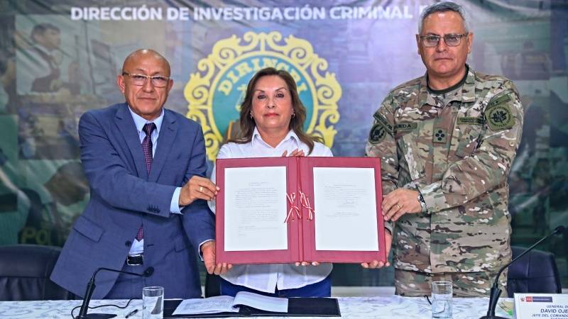 dina boluarte fuerzas armadas