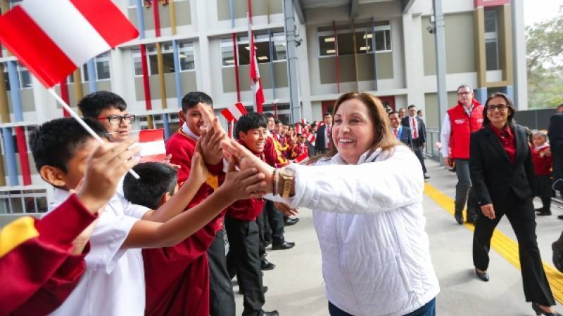 Dina Boluarte Escuela Bicentenario