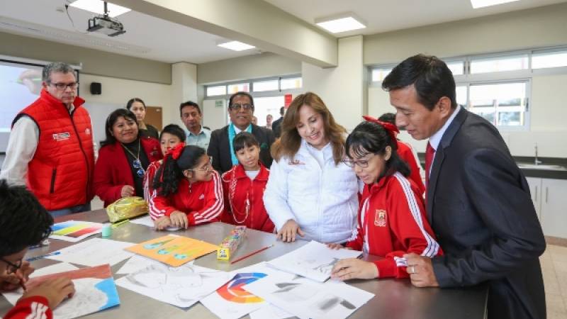 Dina Boluarte Escuelas Bicentenario