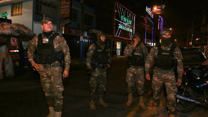 Más de 200 efectivos de la PNP y Fuerzas Armadas realizaron intervenciones en locales nocturnos de San Juan de Lurigancho y Santa Anita.