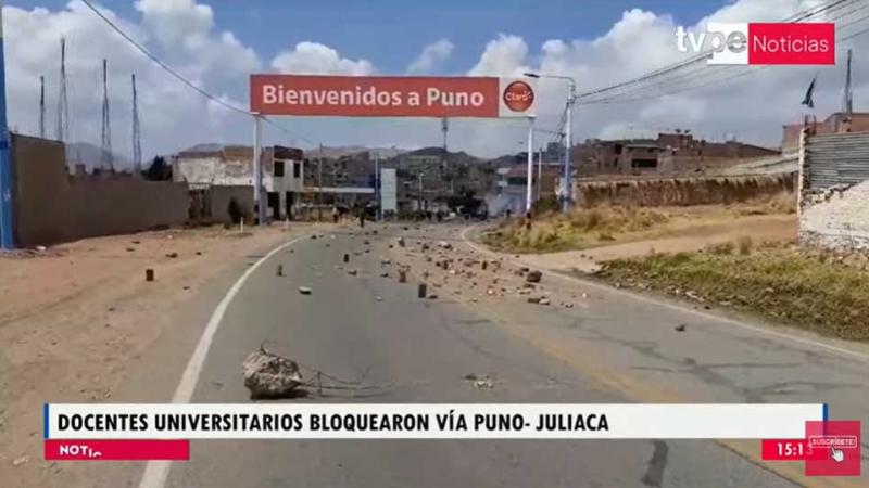 Puno  docentes universitarios  huelga    carretera en Juliaca