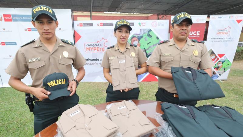 ejecutivo_realizo_entrega_de_nuevo_lote_de_prendas_de_vestir_y_calzado_para_la_policia_nacional