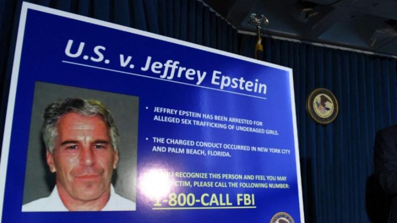 Jeffrey Epstein junto a Ghislaine Maxwell,