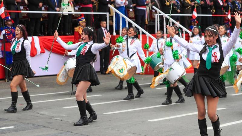 escolares en desfile por Fiestas Patrias