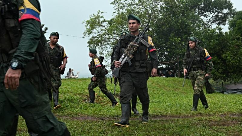 Miembros de las disidencias de las FARC haciendo guardia cerca a una comunidad.