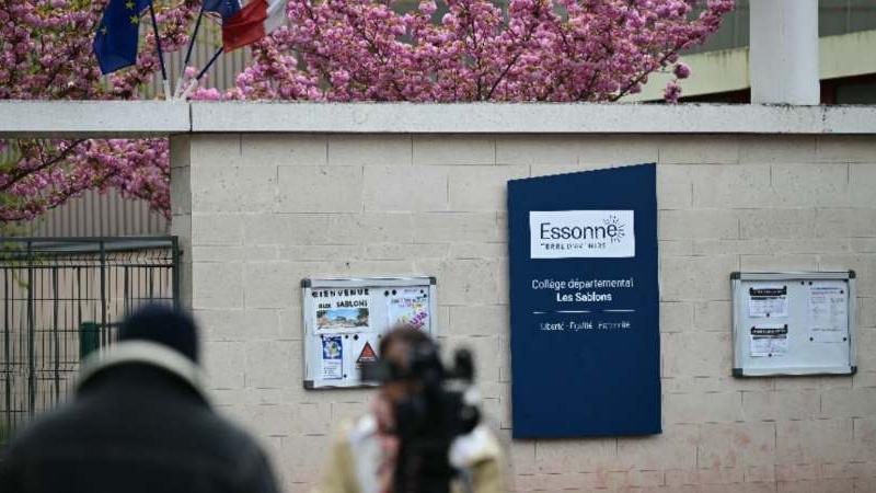Francia matan adolescente en escuela 