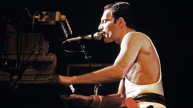 Freddie Mercury tocando su icónico piano. Foto: AFP