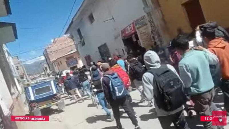 Huancavelica alumnos de la UNAT huelga indefinida