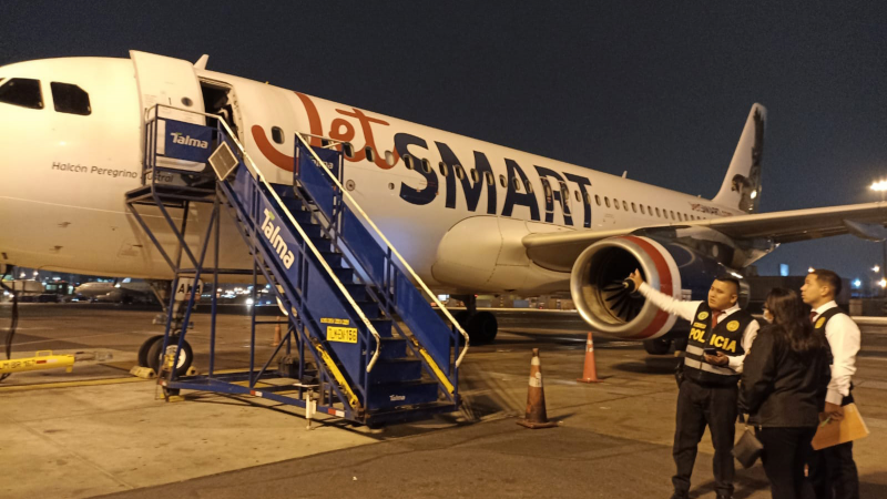 LAP Jet Smart Mujer Aeropuerto Jorge Chavez Callao Avión