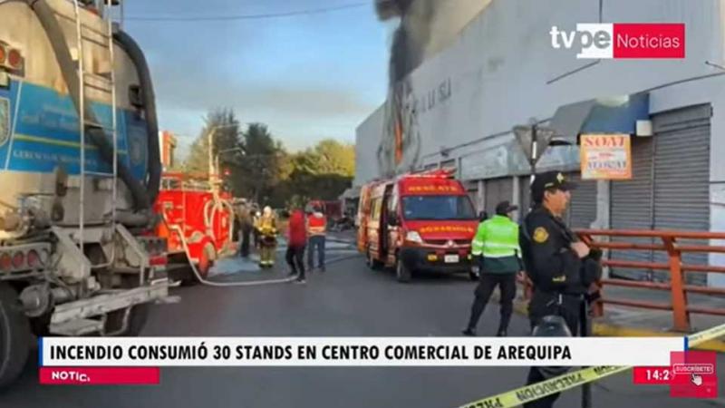 Arequipa: incendio en un centro comercial consumió 30 stands