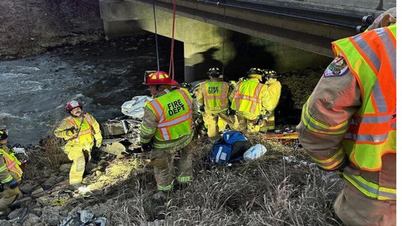 Bomberos rescatan a joven en un autopista de Indiana , Estados Unidos