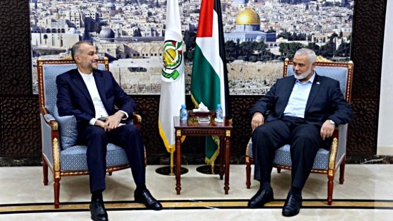 En esta foto está el canciller de Irán, Hossein Amir Abdollahian, con el primer ministro de Palestina  Ismail Haniyeh