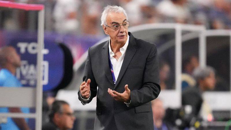 Jorge Fossati en conferencia de prensa