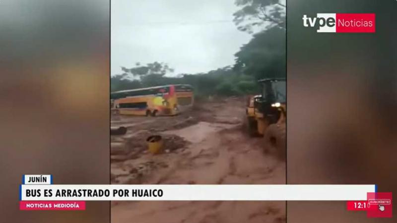 Junín: bus con pasajeros  huaico