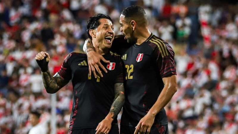 Gianluca Lapadula - Alexander Callens - Selección Peruana